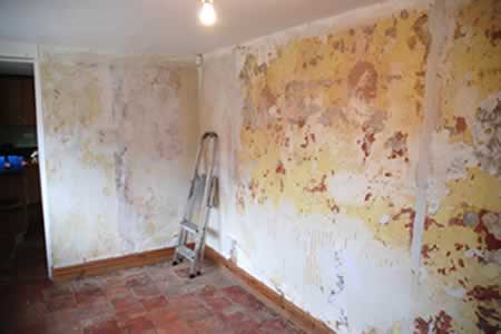 Priprema zidova i stropova za bojanje započinje skidanjem stare boje i tapeta